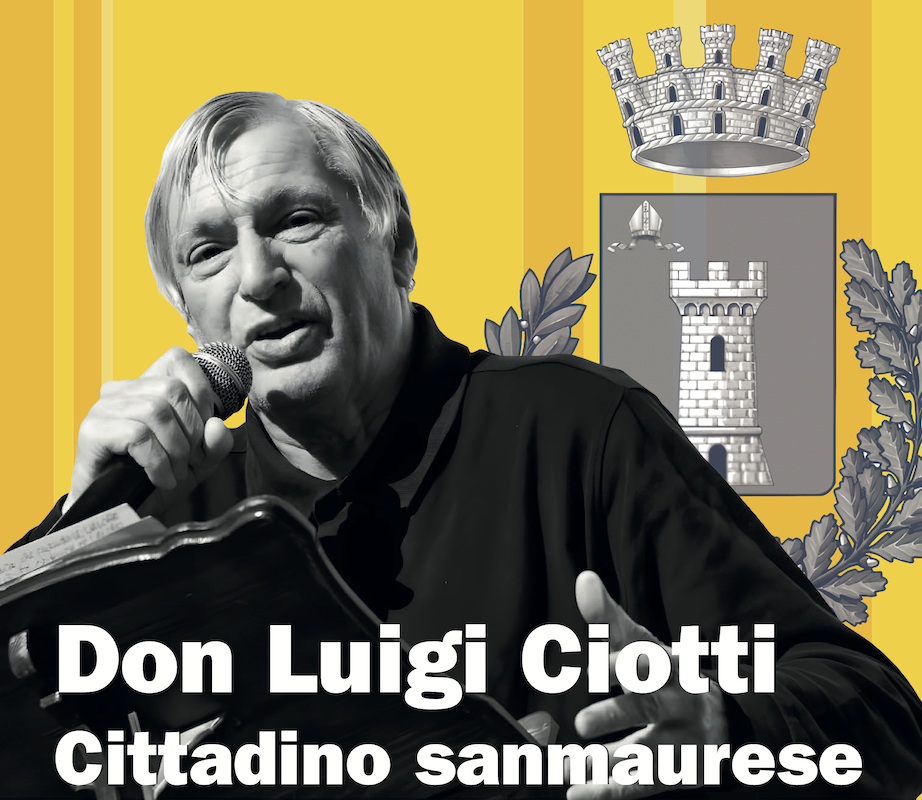 Immagine in bianco e nero di don Luigi Ciotti mentre parla da un pulpito, con uno sfondo a bande gialle e lo stemma della città di San Mauro in filigrana blu dietro